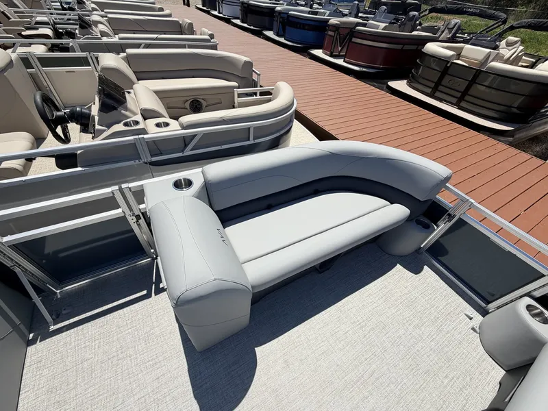 Slide: The Image of Avalon VLS 21 QUAD LOUNGER-90HP 2026 - 6