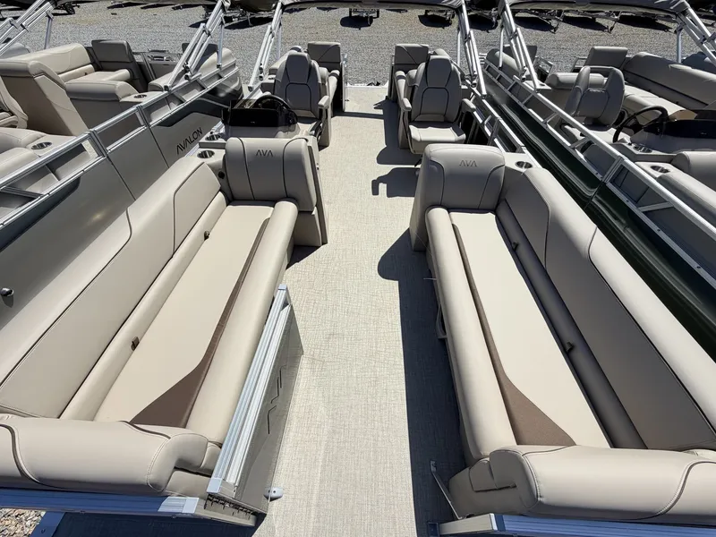 Slide: The Image of Avalon Venture 85 23 QUAD LOUNGER 140HP 2026 - 4