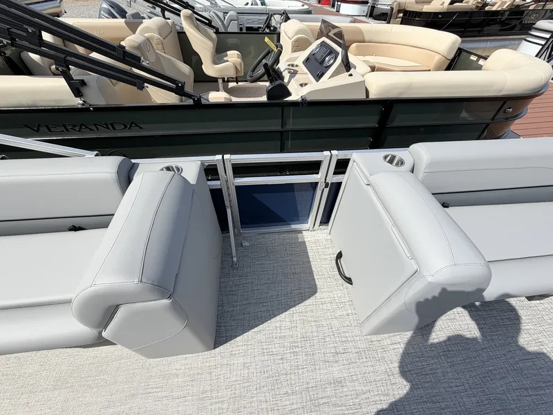 Slide: The Image of Avalon VLS 23 QUAD LOUNGER-140HP 2026 - 9