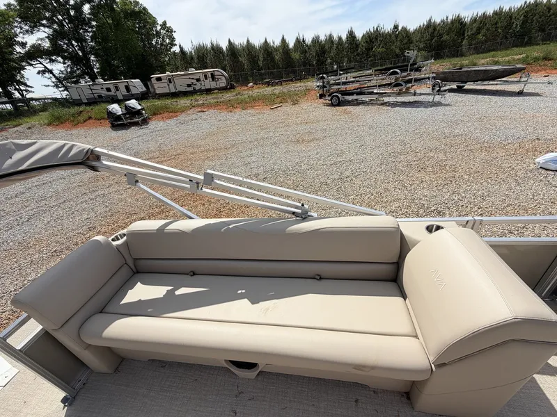 Slide: The Image of Avalon VLS 21 QUAD LOUNGER-115HP 2026 - 9