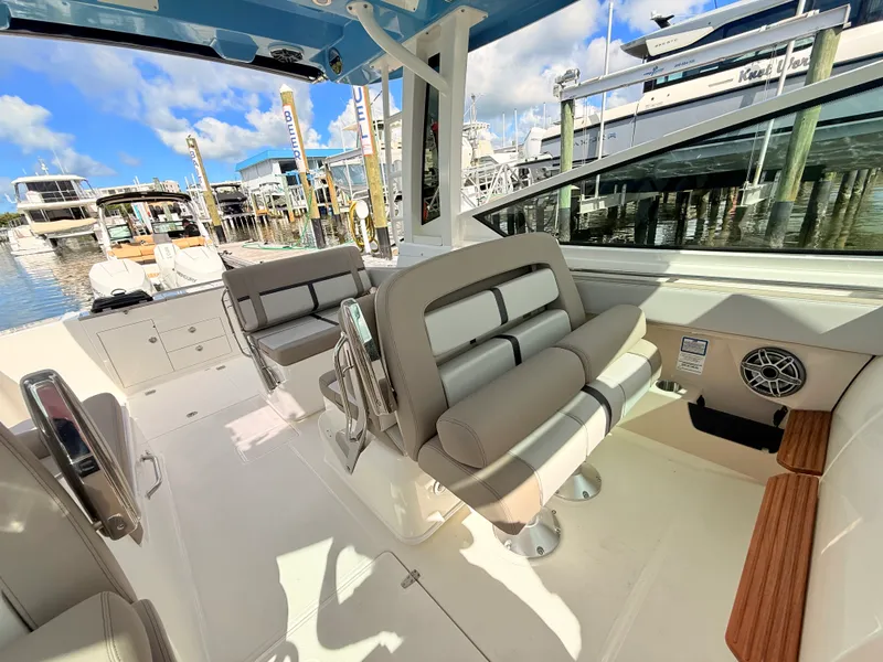 Slide: The Image of Boston Whaler 330 Vantage 2027 - 73