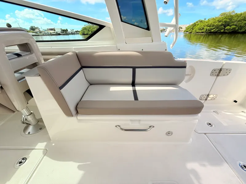 Slide: The Image of Boston Whaler 330 Vantage 2027 - 46