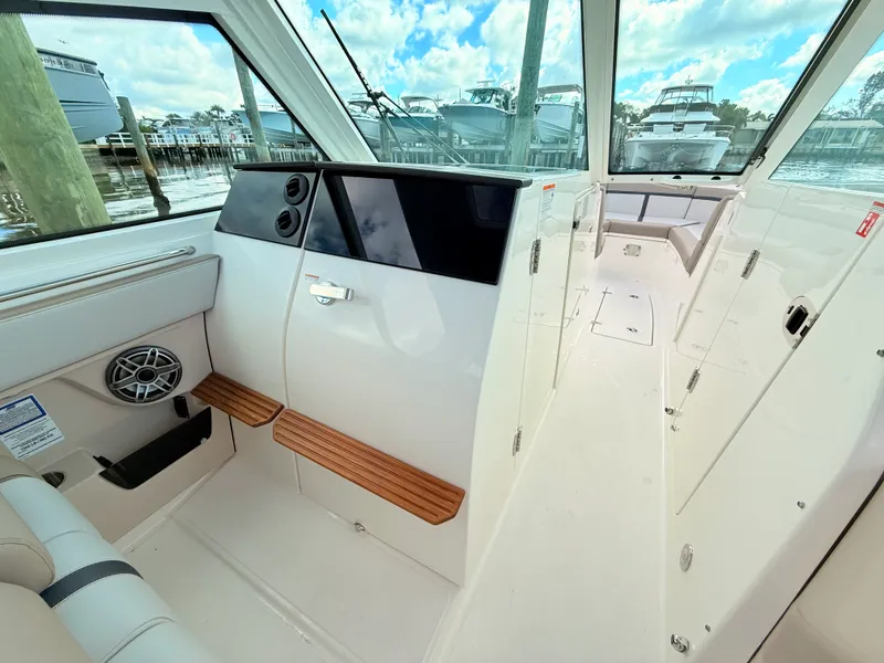 Slide: The Image of Boston Whaler 330 Vantage 2027 - 62