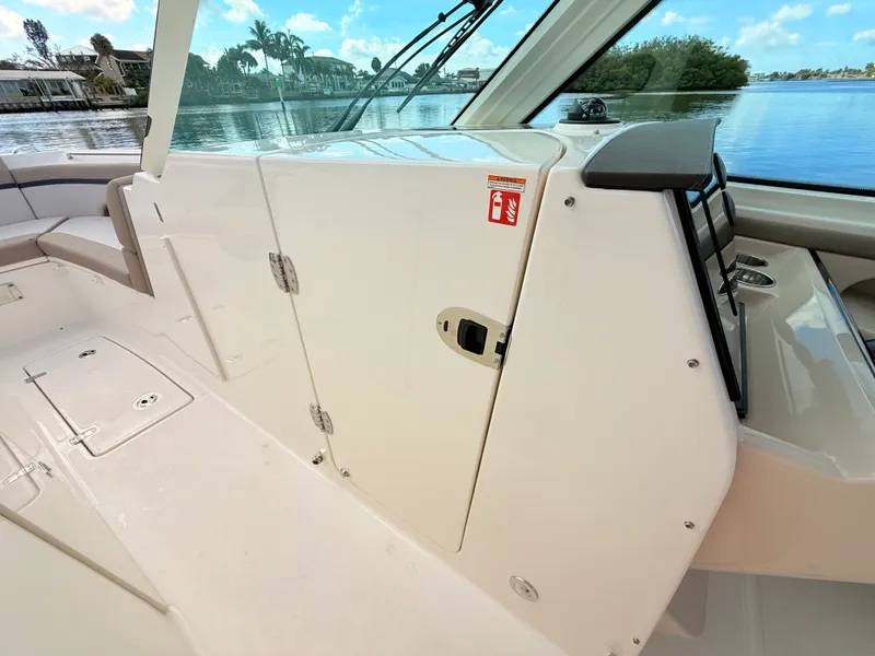 Slide: The Image of Boston Whaler 330 Vantage 2027 - 68