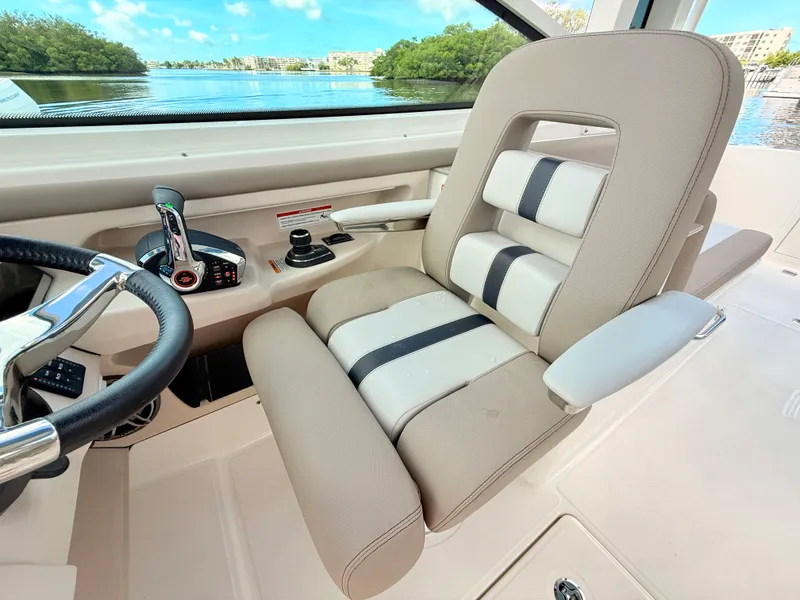 Slide: The Image of Boston Whaler 330 Vantage 2027 - 50
