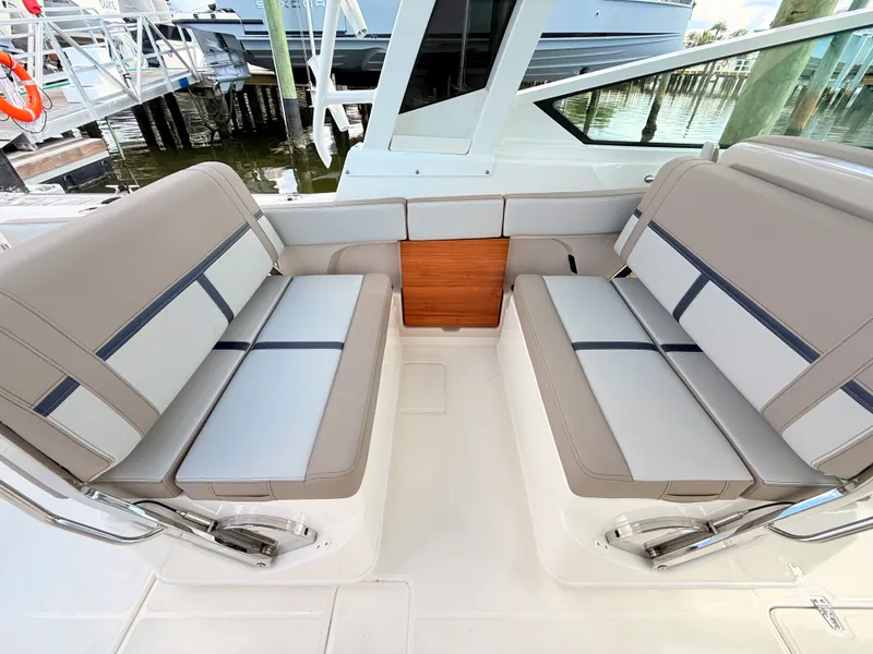 Slide: The Image of Boston Whaler 330 Vantage 2027 - 43