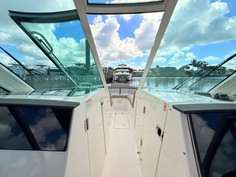 Slide: The Image of Boston Whaler 330 Vantage 2027 - 67