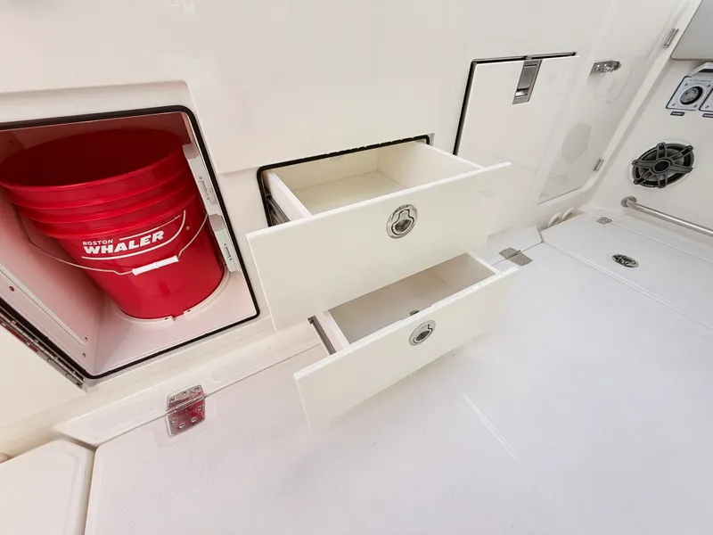 Slide: The Image of Boston Whaler 330 Vantage 2027 - 39