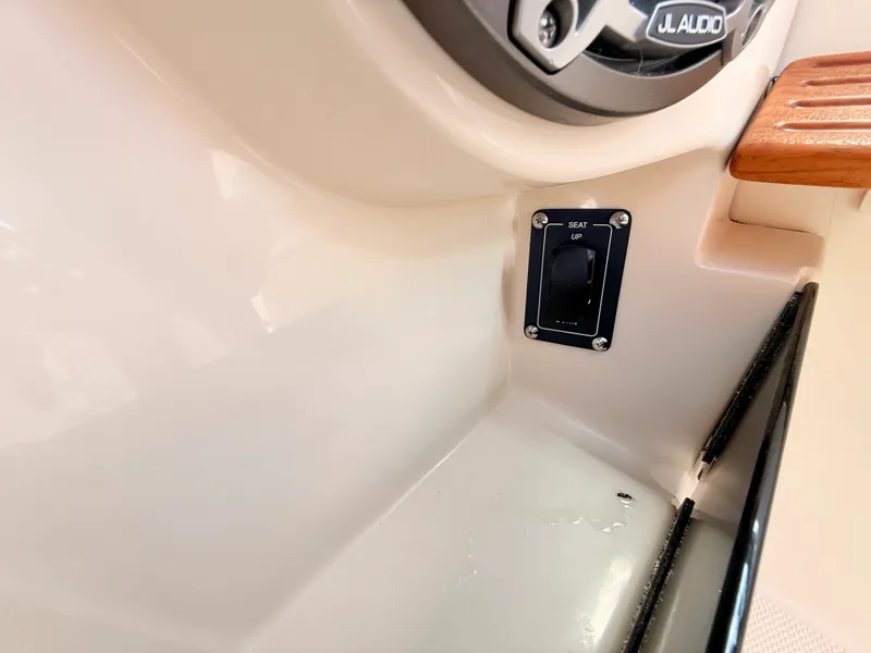 Slide: The Image of Boston Whaler 330 Vantage 2027 - 60