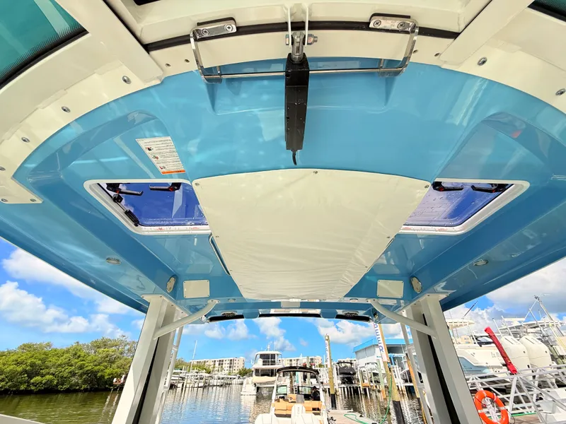 Slide: The Image of Boston Whaler 330 Vantage 2027 - 75