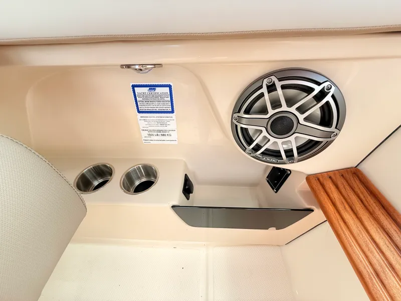 Slide: The Image of Boston Whaler 330 Vantage 2027 - 61