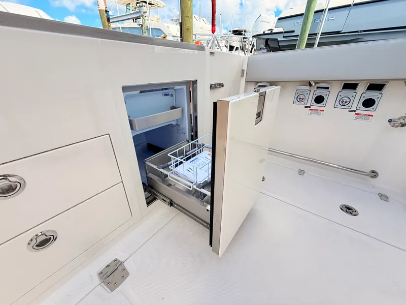 Slide: The Image of Boston Whaler 330 Vantage 2027 - 38