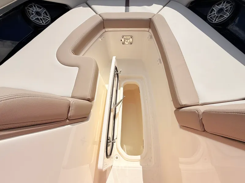Slide: The Image of Boston Whaler 330 Vantage 2027 - 81