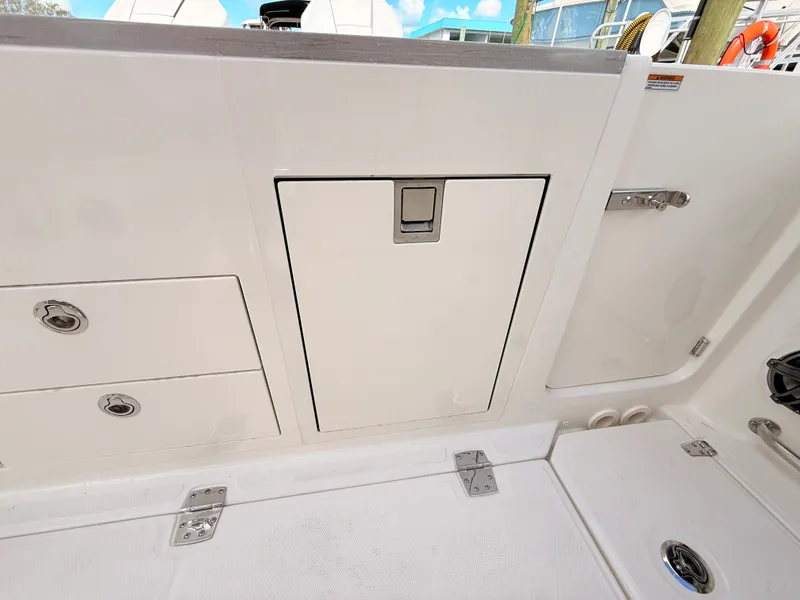 Slide: The Image of Boston Whaler 330 Vantage 2027 - 37