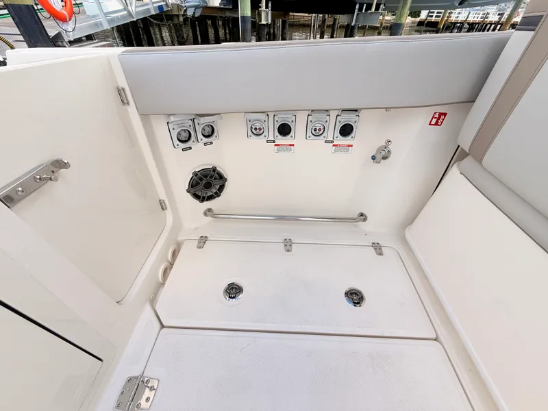 Slide: The Image of Boston Whaler 330 Vantage 2027 - 27