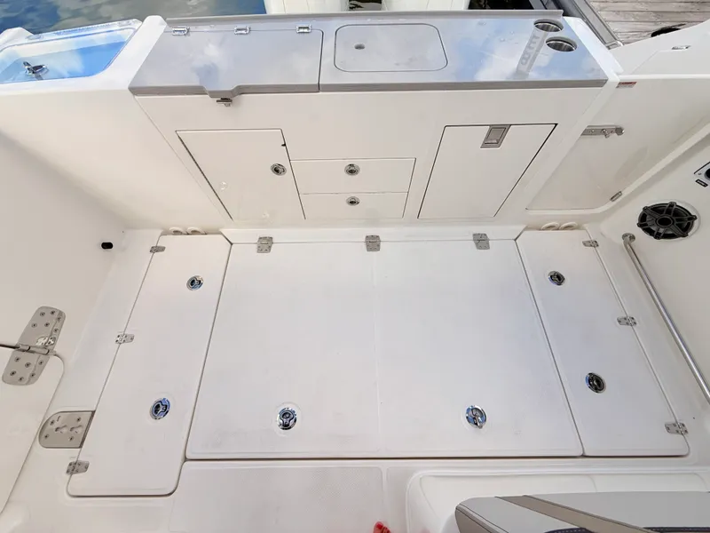 Slide: The Image of Boston Whaler 330 Vantage 2027 - 29