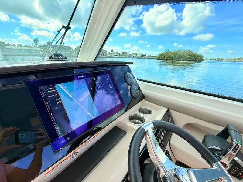 Slide: The Image of Boston Whaler 330 Vantage 2027 - 57