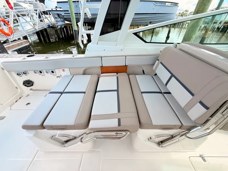 Slide: The Image of Boston Whaler 330 Vantage 2027 - 44