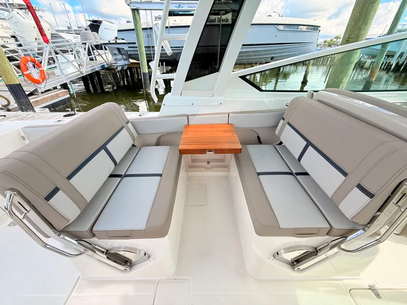 Slide: The Image of Boston Whaler 330 Vantage 2027 - 42