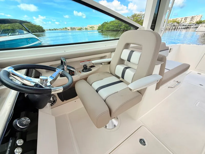 Slide: The Image of Boston Whaler 330 Vantage 2027 - 51