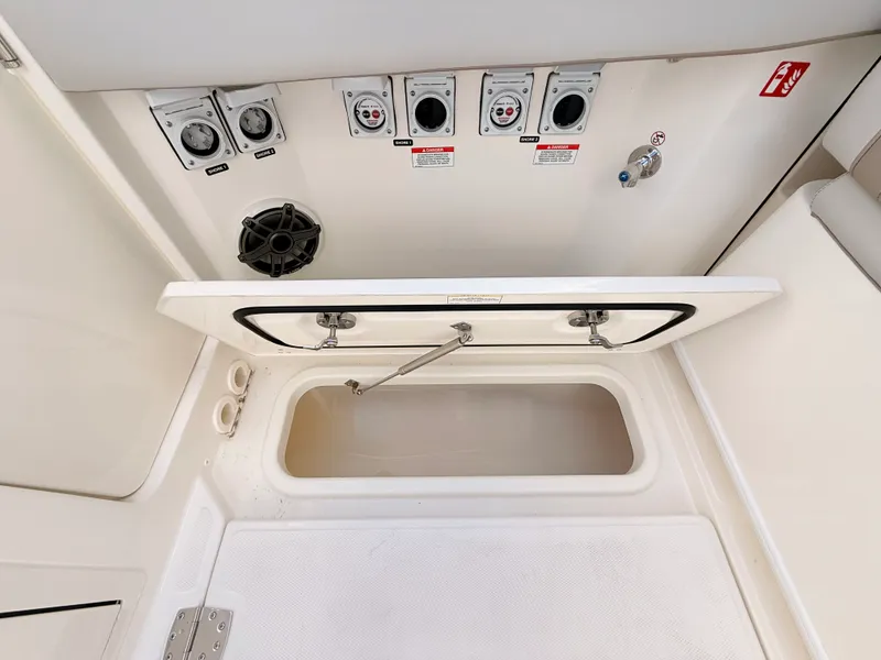 Slide: The Image of Boston Whaler 330 Vantage 2027 - 28