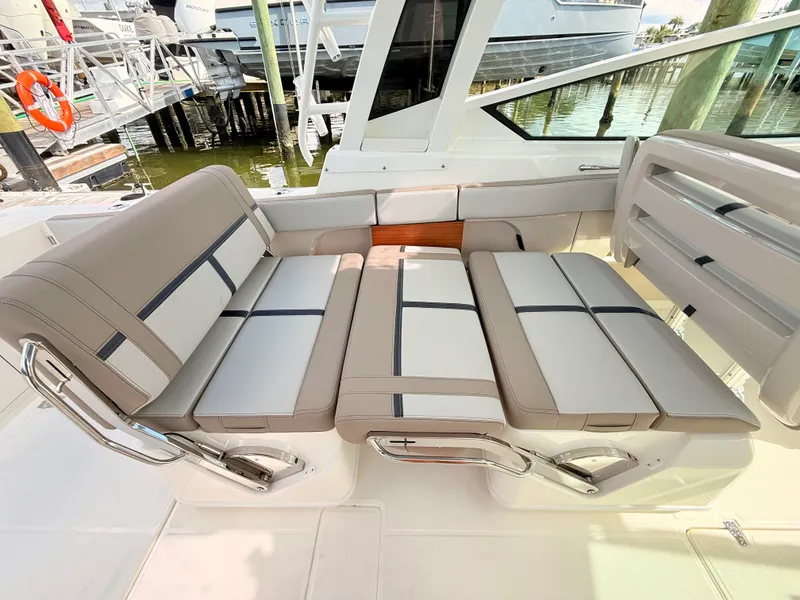Slide: The Image of Boston Whaler 330 Vantage 2027 - 45