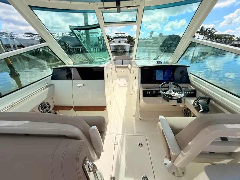 Slide: The Image of Boston Whaler 330 Vantage 2027 - 48
