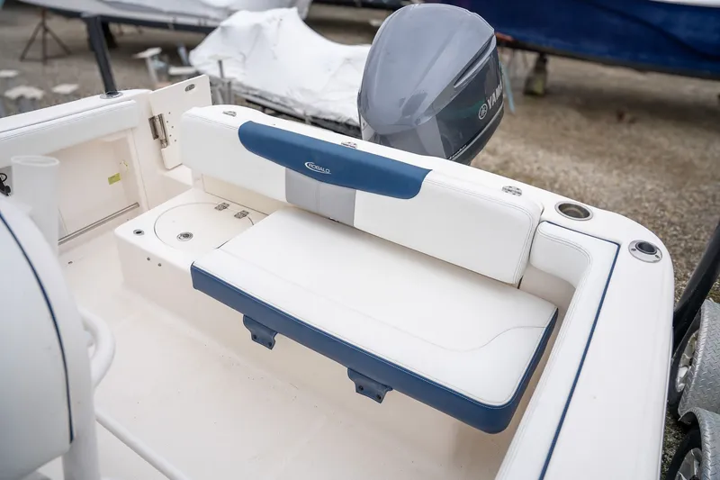Slide: The Image of Robalo R222 Explorer 2019 - 12