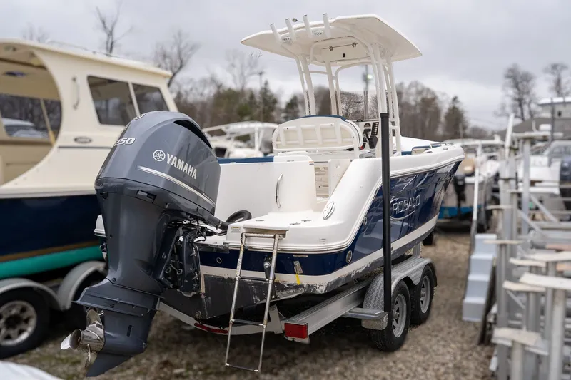 Slide: The Image of Robalo R222 Explorer 2019 - 4