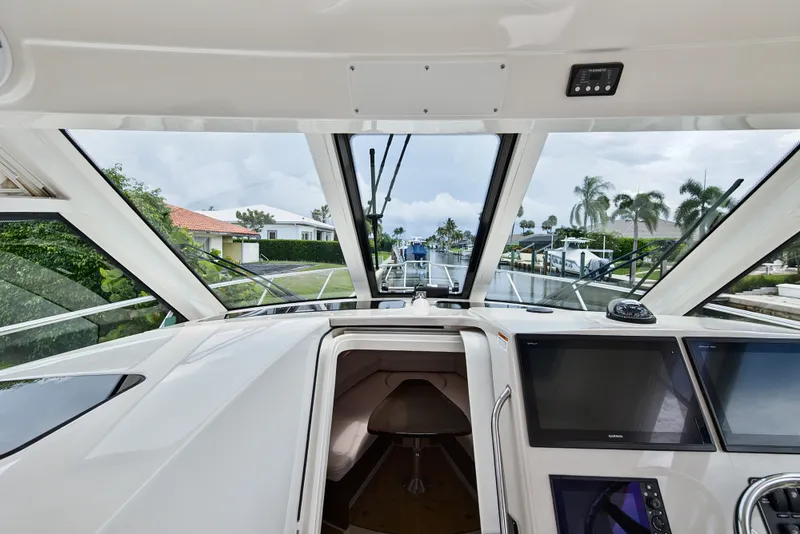 Slide: The Image of Boston Whaler 345 CONQUEST 2018 - 24
