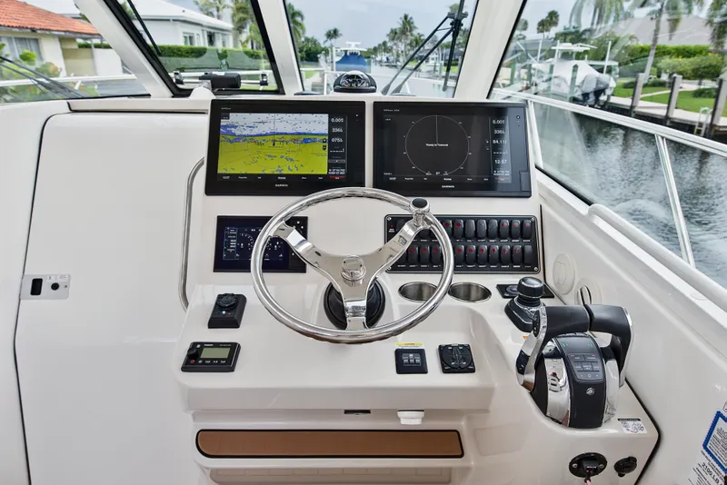 Slide: The Image of Boston Whaler 345 CONQUEST 2018 - 52