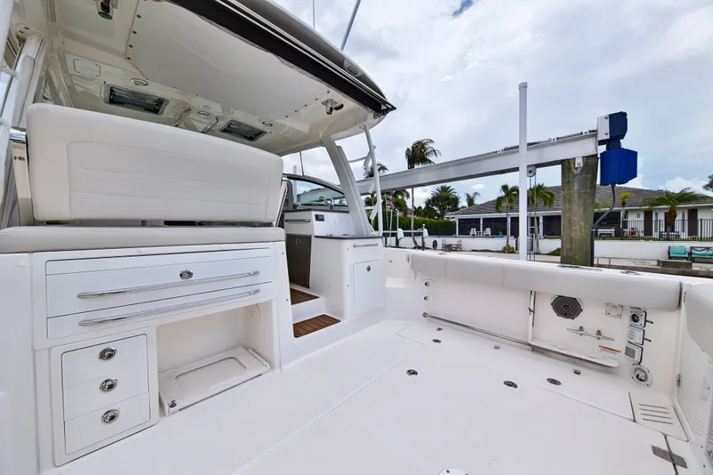 Slide: The Image of Boston Whaler 345 CONQUEST 2018 - 35