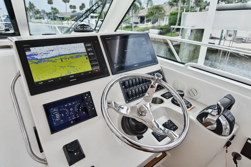 Slide: The Image of Boston Whaler 345 CONQUEST 2018 - 51