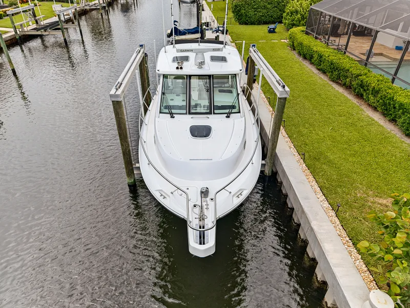 Slide: The Image of Boston Whaler 345 CONQUEST 2018 - 9
