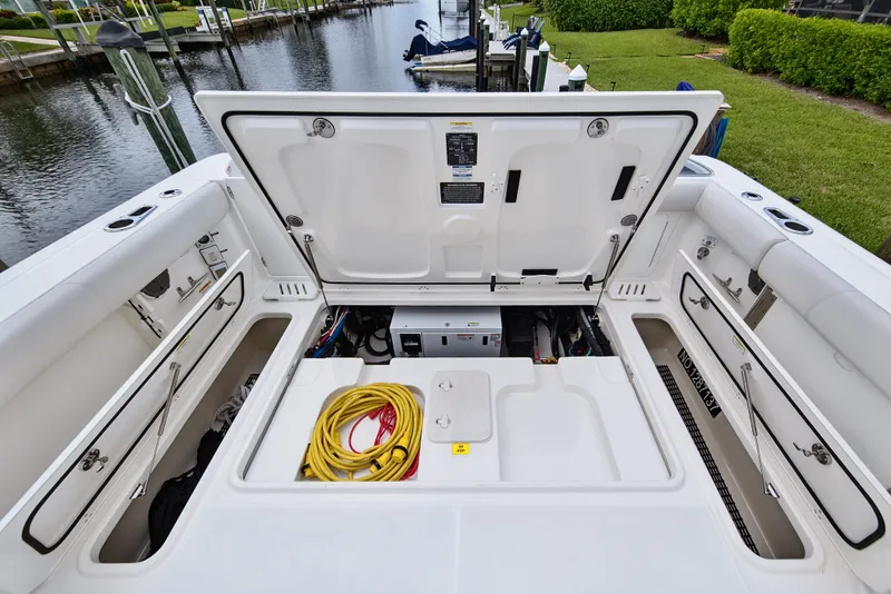 Slide: The Image of Boston Whaler 345 CONQUEST 2018 - 54