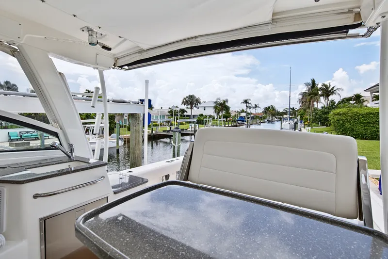 Slide: The Image of Boston Whaler 345 CONQUEST 2018 - 28