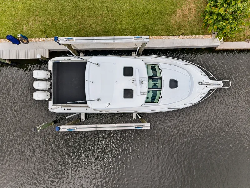 Slide: The Image of Boston Whaler 345 CONQUEST 2018 - 7