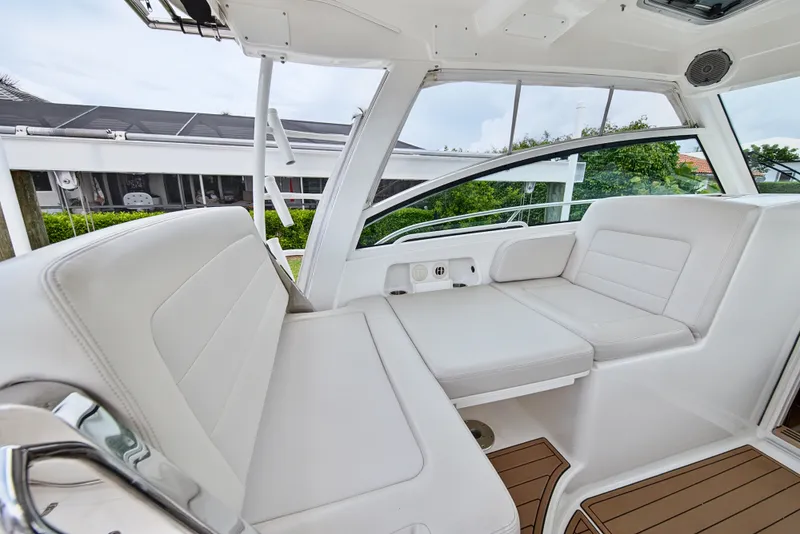 Slide: The Image of Boston Whaler 345 CONQUEST 2018 - 43