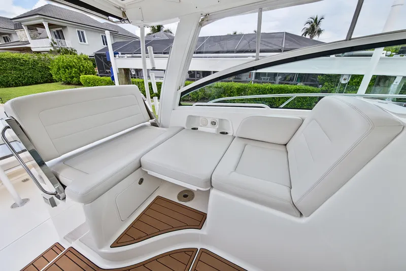 Slide: The Image of Boston Whaler 345 CONQUEST 2018 - 44