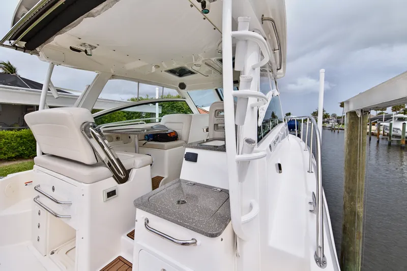 Slide: The Image of Boston Whaler 345 CONQUEST 2018 - 63