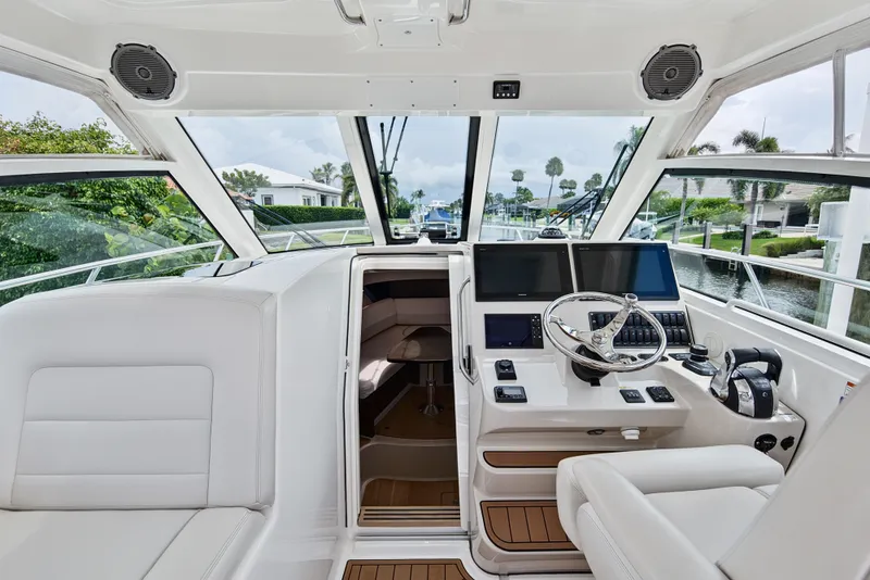 Slide: The Image of Boston Whaler 345 CONQUEST 2018 - 18