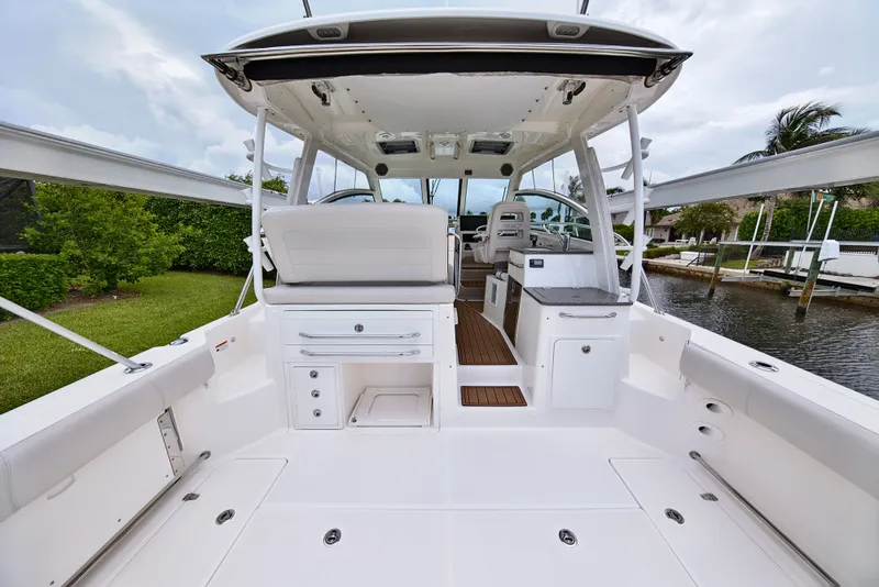 Slide: The Image of Boston Whaler 345 CONQUEST 2018 - 34