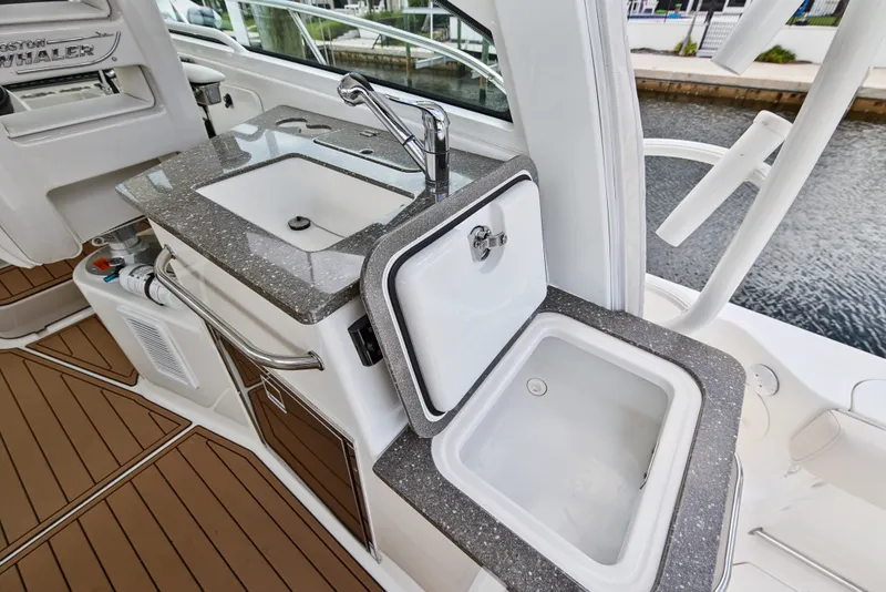 Slide: The Image of Boston Whaler 345 CONQUEST 2018 - 32