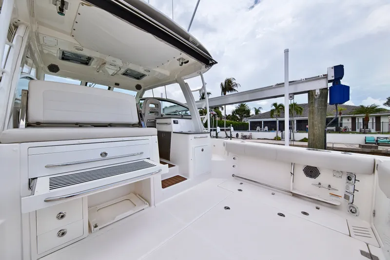 Slide: The Image of Boston Whaler 345 CONQUEST 2018 - 36