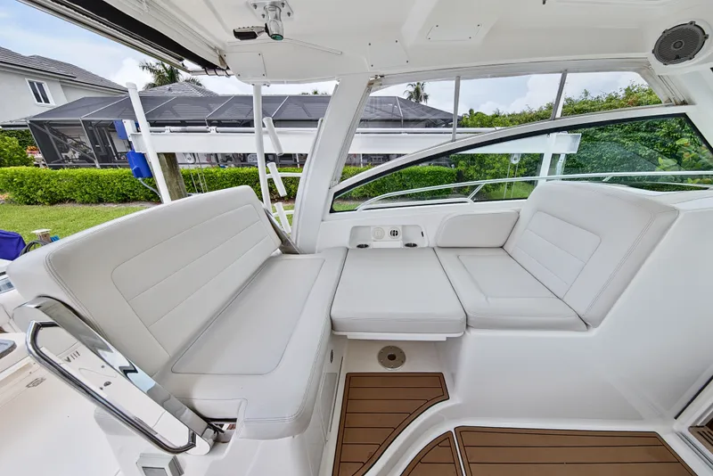 Slide: The Image of Boston Whaler 345 CONQUEST 2018 - 45