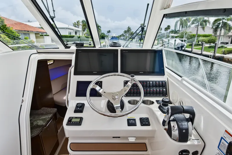 Slide: The Image of Boston Whaler 345 CONQUEST 2018 - 20