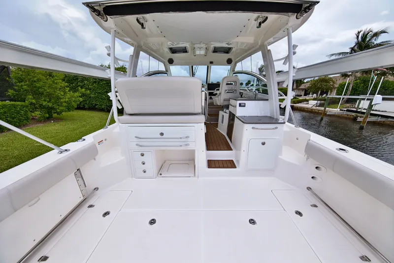 Slide: The Image of Boston Whaler 345 CONQUEST 2018 - 33