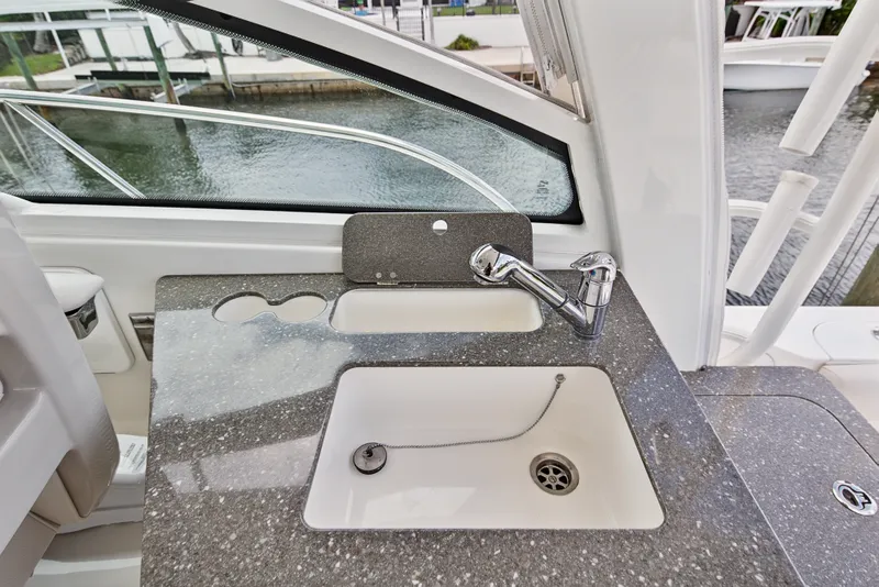 Slide: The Image of Boston Whaler 345 CONQUEST 2018 - 31