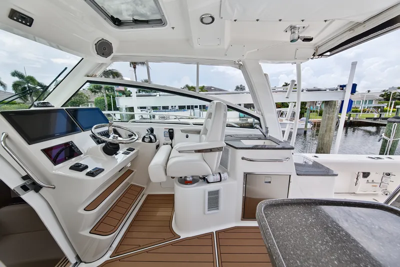 Slide: The Image of Boston Whaler 345 CONQUEST 2018 - 27