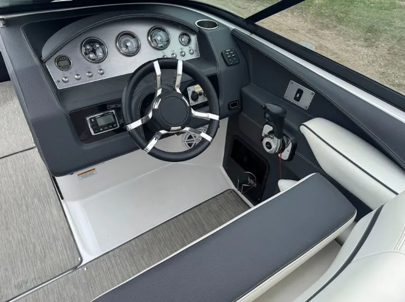 Slide: The Image of Regal 2800 Bowrider 2017 - 10